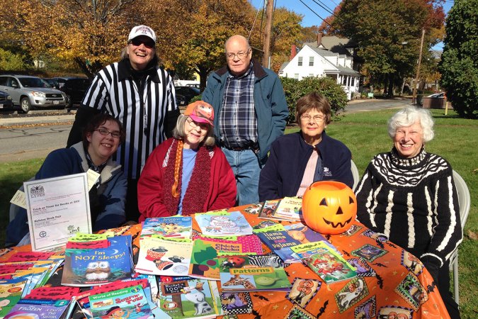 2015-10-31-HalloweenStrollBookTable
