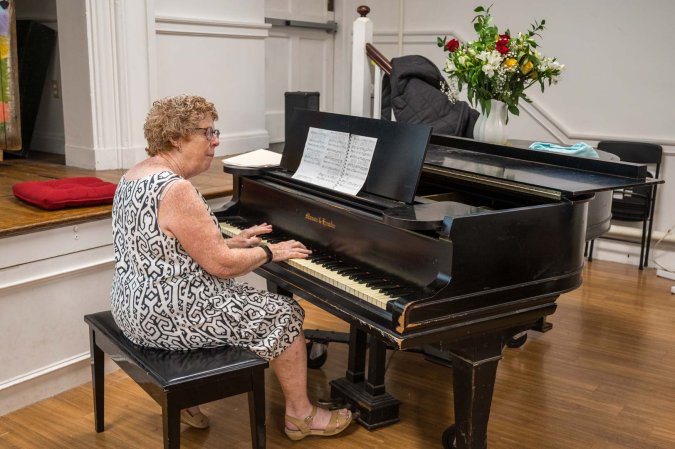 Lynn Salmonsen accompanied the hymn sing